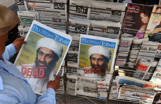 지난 2011년 5월 3일(현지시간) 파키스탄 일간지 1면에 게재된 오사마 빈 라덴 사망 소식. [AFP=연합뉴스]