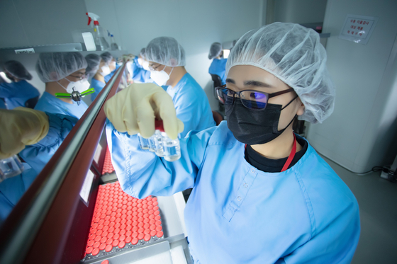 Sk바이오사이언스 직원들이 안동L하우스에서 생산되는 코로나19 백신을 검수하고 있다. [사진 SK바이오사이언스]