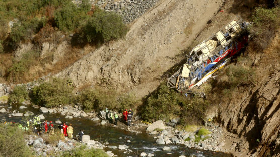 [이 시각] 페루 안데스산맥 버스 추락 32명 참변, 지난 주에도 16명 사망