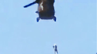 [사진] 탈레반, 블랙호크에 사람 매단 채 비행
