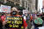 지난달 31일 미국 뉴욕에서 세입자 강제 퇴거 유예 조치 중단에 항의하는 시민들이 시위를 벌이고 있다.[AP=연합뉴스]