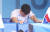 8월 7일 일본 요코하마 스타디움에서 열린 도쿄올림픽 야구 도미니카공화국과의 동메달 결정전. 오승환이 9회말 6-10으로 패배가 확실시되자 더그아웃에서 고개를 숙이고 있다. [연합뉴스]