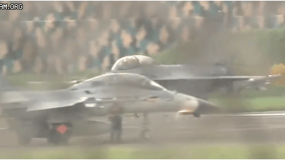 대만 최신형 F-16V 또 사고…착륙 중 활주로 이탈 [영상]
