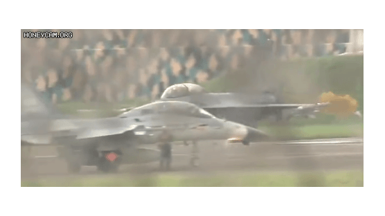 대만 최신형 F-16V 또 사고…착륙 중 활주로 이탈 [영상]