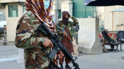첫 고위직 여경 돌로 패놓고…탈레반 "여성 일할수는 있다"