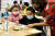 캘리포니아의 한 초등학교 학생과 교사가 마스크를 착용한채 수업에 참여하고 있다. 연합뉴스