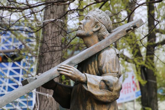 한국 교회 최초의 순교자 윤지충 바오로의 동상.