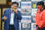 가와무라 다카시 일본 나고야 시장이 지난달 4일 아이치현 나고야시청에서 고토 미우(오른쪽)가 도쿄올림픽 소프트볼에서 딴 금메달을 깨물고 있다.   연합뉴스