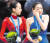 2010 밴쿠버 동계올림픽에서 금메달을 목에 건 김연아(오른쪽)와 이를 바라보는 아사다 마오. 연합뉴스