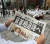도쿄 시내의 한 행인이 스가 총리 퇴진 뉴스를 전한 일본 신문 호외를 읽고 있다. [지지통신]
