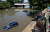 시민들이 2일(현지시간) 미국 뉴욕 브롱크스의 물에 잠긴 고속도로를 살펴보고 있다. AP=연합뉴스
