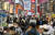 일본의 신종 코로나바이러스 감염증(코로나19) 확진자가 빠르게 증가하는 가운데 일본 오사카부(大阪府) 오사카시의 상점가에서 마스크를 쓴 사람들이 이동하고 있다. 연합뉴스