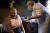 뮤 변이가 처음 보고된 남미 콜롬비아의 수도 보고타에 사는 주민(왼쪽)이 지난달 29일 자택에서 백신을 맞고 있다.AFP=연합뉴스