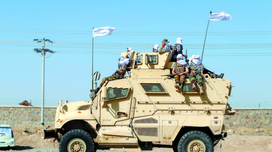 [사진] 미국 장갑차·헬기 타고, 탈레반 승리 퍼레이드