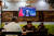 지난 2일 저녁 중국 상하이의 한 식당 TV 모니터에 시진핑 국가 주석의 중국국제서비스무역교역회(CIFTIS) 개막식 연설이 방송되고 있다. [로이터=연합뉴스]