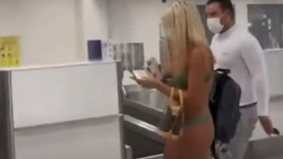 비키니 입고 마이애미 공항 활보하는 여성…“마스크는 썼네” [영상]
