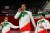 이란 좌식배구 국가대표인 모르테자 메흐자드(가운데)가 4일 도쿄 패럴림픽 금메달이 확정되자 동료들과 함께 포즈를 취하고 있다. 로이터=연합뉴스