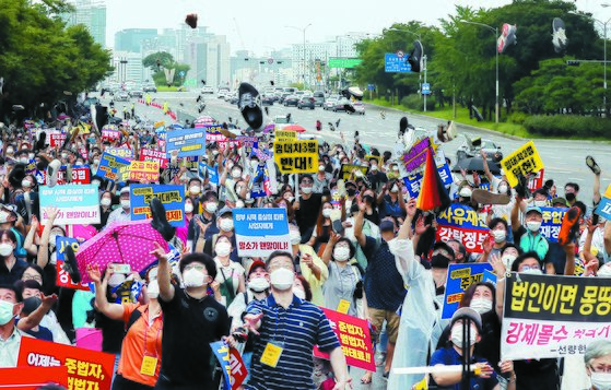 정부의 부동산 정책에 반대하는 시민들이 서울 여의도에서 시위를 벌이고 있다. 이들은 임대차3법이 과도한 사유재산 침해라고 주장했다. 중앙포토.