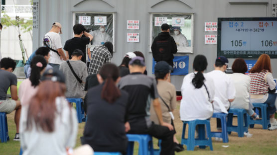 '위드 코로나' 기대감에 정부 "거리두기 대폭 완화 없다...긴장감 떨어질까 우려"