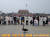 5일 오전 중국의 수도 베이징 천안문 광장에 한마리 검은 백조가 날아와 시민과 관광객들이 몰려 사진을 찍고 있다. [웨이보 캡처]