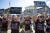 지난 6월 '낙태 금지법'을 찬성하는 시민단체 회원들이 워싱턴 연방대법원 앞에서 집회를 하고 있다. [AP=연합뉴스]