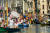 관광객들이 5일 베네치아 대운하에서 레가타 축제를 즐기고 있다. AFP=연합뉴스
