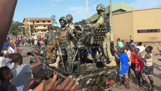 쿠데타를 일으킨 기니 군인을 반기고 있는 코나크리의 시민들. 연합뉴스