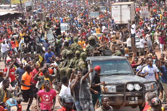 쿠데타를 일으킨 기니 군인의 차량을 따르며 환호성을 올리는 기니 국민들. 연합뉴스
