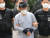 장인 앞에서 아내를 흉기로 찔러 살해한 혐의를 받고 있는 A(49)씨 가 지난 5일 서울 양천구 서울남부지방법원에서 구속 전 피의자 심문(영장실질심사)에 출석하고 있다. 뉴스1