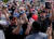 6일(현지시간) 온타리오주 브랜포드에서 총선 유세를 벌이던 쥐스탱 트뤼도 캐나다 총리가 백신 의무 접종 반대 시위대로부터 거센 비난을 받고 있다. [로이터=연합뉴스]