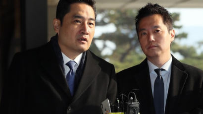 강용석·김세의 자택 문 뜯고 체포…가세연 3인 경찰 붙잡혔다