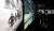 7일 롯데월드 연기자들이 지하 2층 메인갤러리에서 1960년대 서울의 모습을 촬영한 한영수 작가의 사진을 살펴보고 있다. 우상조 기자