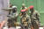 기니 쿠데타 세력인 특수부대원들이 6일 알파 콩데 대통령의 각료들을 만나기 위해 수도 코나크리의 인민궁전에 도착하고 있다. 기니 특수부대는 지난 5일 쿠데타로 권력을 장악했다. AFP=연합뉴스