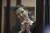 벨라루스 야권 인사 마리아 콜레스니코바가 수도 민스크 주법원 법정 안 피고인석에서 공판을 기다리며 손으로 하트 모양을 그리고 있다. [로이터=연합뉴스] 