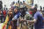 기니 시민들이 6일 쿠데타를 일으킨 특수부대 병사와 사진을 찍고 있다. EPA=연합뉴스