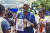 한 기니 노인이 6일 인민궁전 앞에서 쿠데타 수장 둠부야 중령의 사진을 들고 있다. EPA=연합뉴스