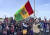 기니 특수부대와 시민들이 6일 수도 코나크리에서 쿠데타를 축하하고 있다. EPA=연합뉴스