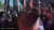 6일(현지시간) 온타리오주 브랜포드에서 총선 유세를 벌인 뒤 버스에 타려는 쥐스탱 트뤼도 캐나다 총리를 향해 작은 돌조각 여러개가 날아드는 모습. [로이터=연합뉴스][트위터 캡처]
