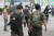 서울역 광장에 마련된 중구 임시 선별검사소 앞에서 군인들이 발걸음을 옮기고 있다. 뉴스1 