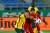 베트남과 호주가 월드컵 예선에서 치열한 볼 다툼을 하고 있다. [EPA=연합뉴스]