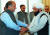 1999년 8월 26일 촬영된 물라 모하마드 하산 아쿤드(오른쪽). 왼쪽은 당시 파키스탄의 총리였던 나와즈 샤리프. AFP=연합뉴스