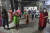 인도의 한 전통 사원에서 여성과 소녀들이 마스크를 쓰고 종교 의식을 치르고 있다. 연합뉴스
