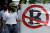 7일(현지시간) 엘살바도르 수도 산살바도르에서 비트코인 법정통화 도입에 반대하는 시위대가 비트코인 반대 문구를 적어 놓은 플래카드를 들고 행진하고 있다.[EPA=연합뉴스]