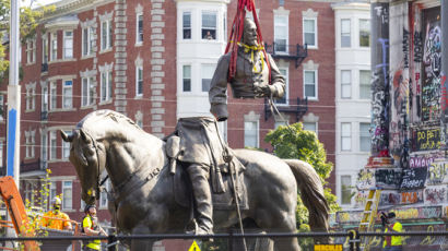미국판 역사 다시쓰기… 리 장군 동상, 고향서도 철거 