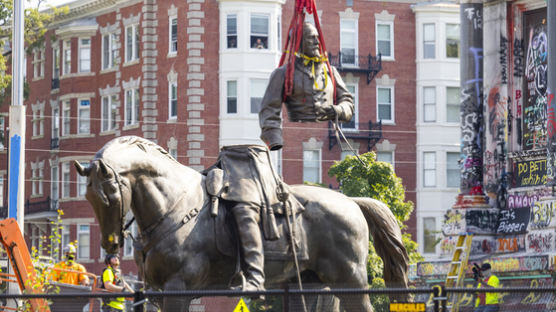 미국판 역사 다시쓰기… 리 장군 동상, 고향서도 철거 