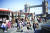 위드 코로나 정책이 시행 중인 영국 런던의 시민들이 7일 타워브리지 인근 템스강변에서 햇살을 즐기고 있다. [로이터=연합뉴스]