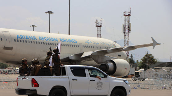 [속보]카불 탈출 비행기 떴다…외국인 200명 첫 출국허가