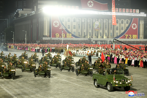 9일 북한 정권수립일(9·9절) 73주년 기념 '민간 및 안전무력 열병식'에는 신형무기 대신 트랙터, 오토바이 등이 등장했다. 노동신문. 뉴스1