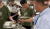 중국의 한 사립고에서 학생들이 남긴 급식 반찬을 교장이 먹어치우며 ″음식 낭비를 줄이라″고 교훈한 일이 화제다. [인터넷 캡처]