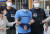 장인 앞에서 아내를 일본도(장검)로 찔러 살해한 혐의를 받고 있는 A씨(49)가 10일 서울 강서구 강서경찰서에서 검찰로 송치되고 있다. 뉴스1